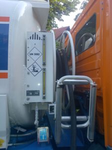 Additivbehälter zwischen Führerhaus und Tank