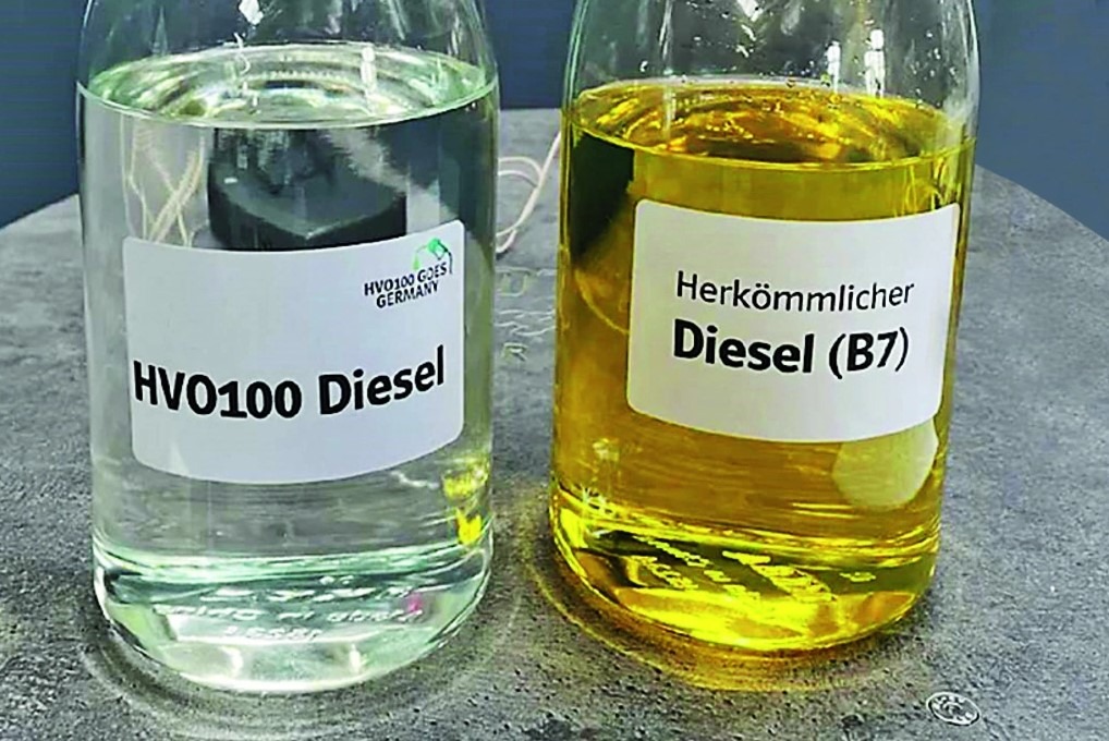 Zwei Glasbehälter nebeneinander. Beschriftet mit HVO100 Diesel vers. Diesel